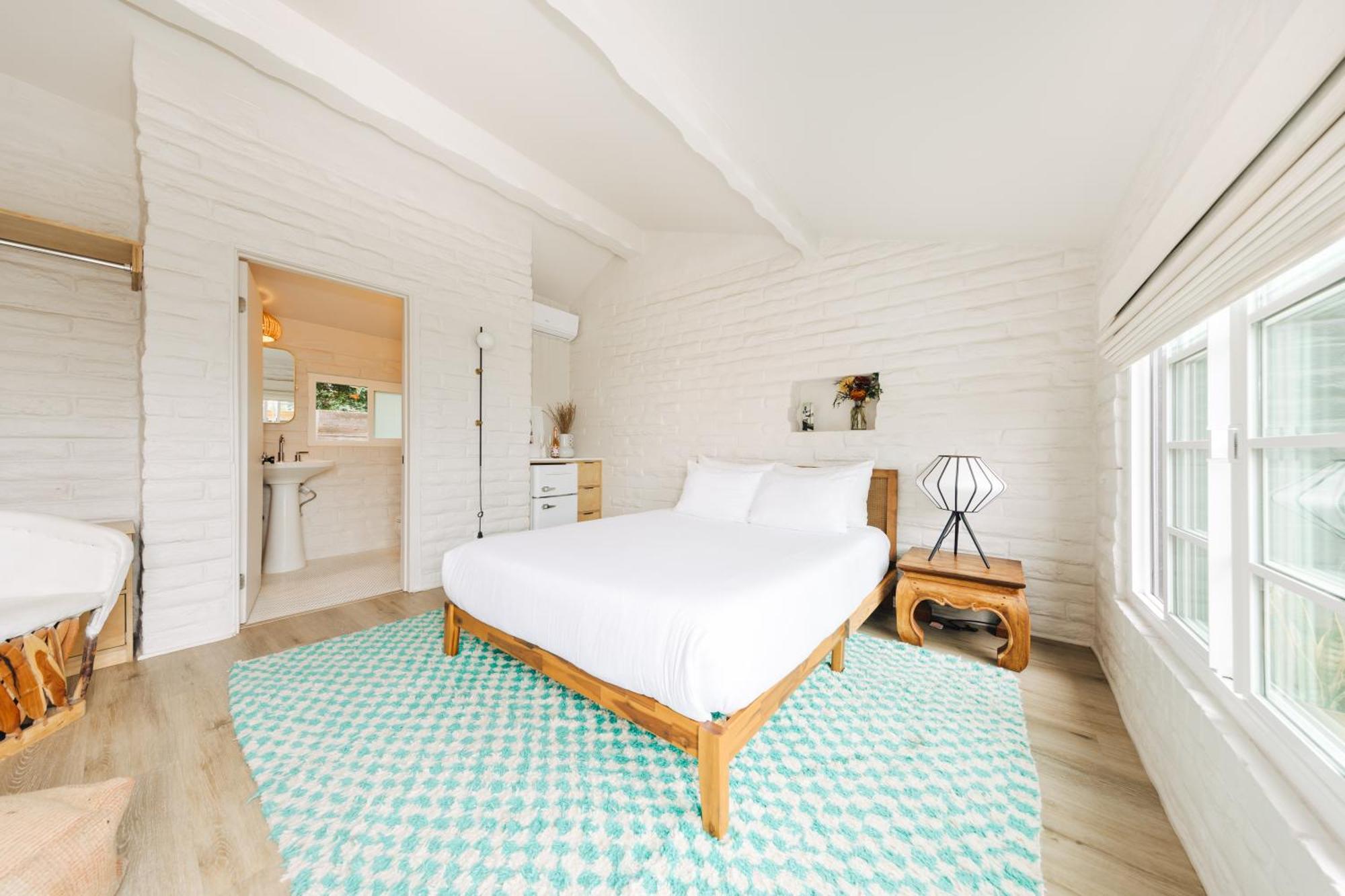 The Green Room Hotel Oceanside Room photo